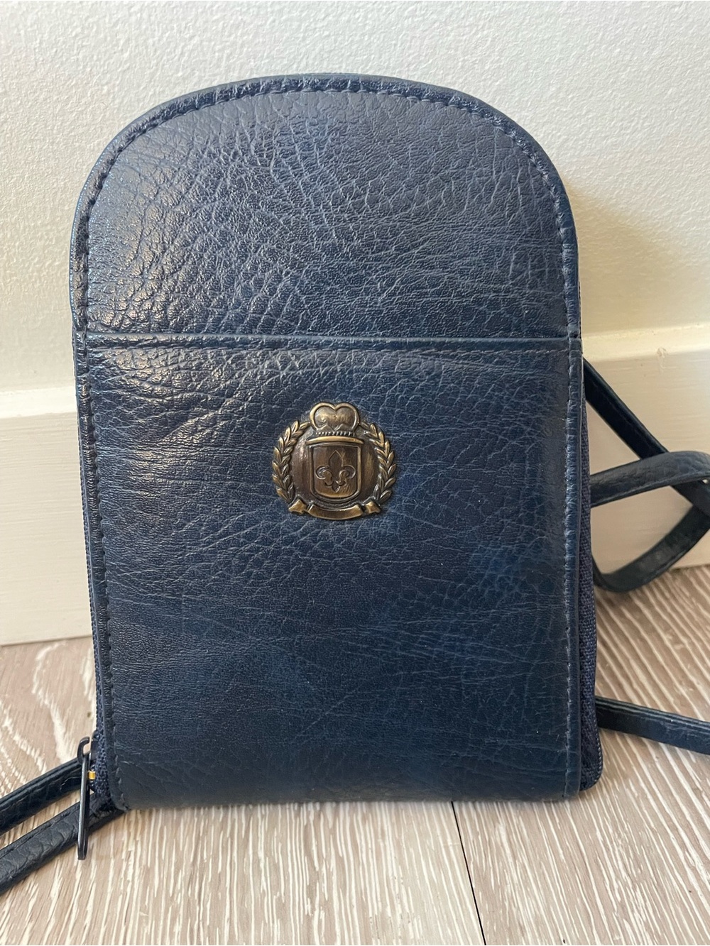 90s Vintage Crested Mini Crossbody Purse Bag Pouch Leather Preppy Prep